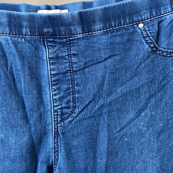 Jaclyn Smith Plus Size Pull-up Stretch Jeans - Picture 4 of 7